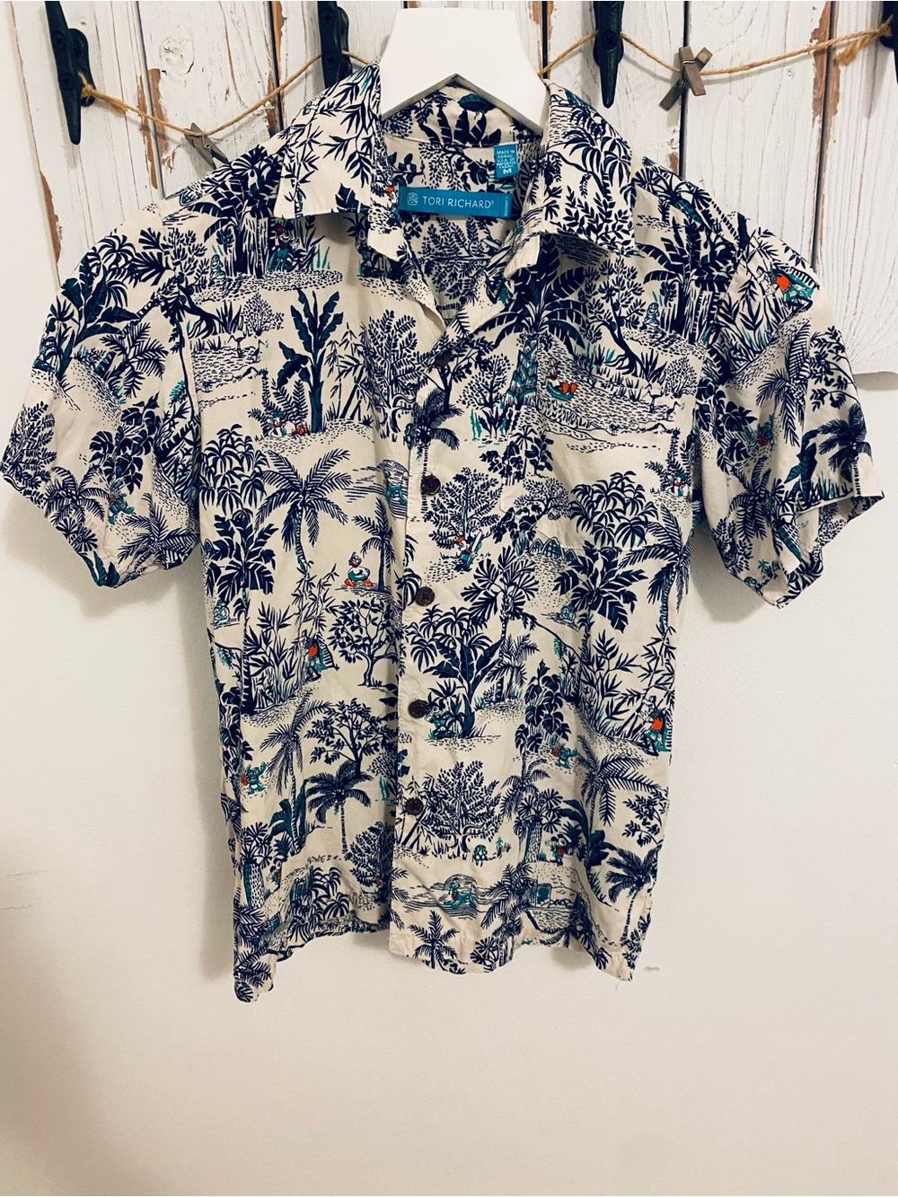 Tori Richard boy’s Disney Short-Sleeve Shirt size medium